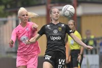 Rosengårds Sofie Svava jagar Umeås Olivia Holm. Matchen slutade 0–0.
