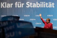 Angela Merkel vinkar till åhörarna efter sitt tal i München.