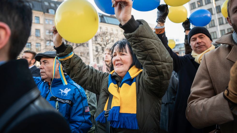 Kraftiga strider mellan ryska och ukrainska soldater fortsätter. Under måndagen hölls en demonstration i Stockholm mot den ryska invasionen av Ukraina.