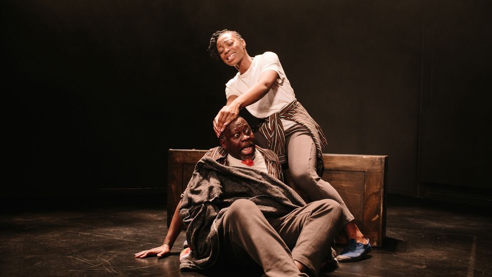 Richard Sseruwagi och Aurelia Dey i ”Woza Albert!” som sätts upp av The National Black Theatre of Sweden på Kulturhuset Stadsteatern i Vällingby.