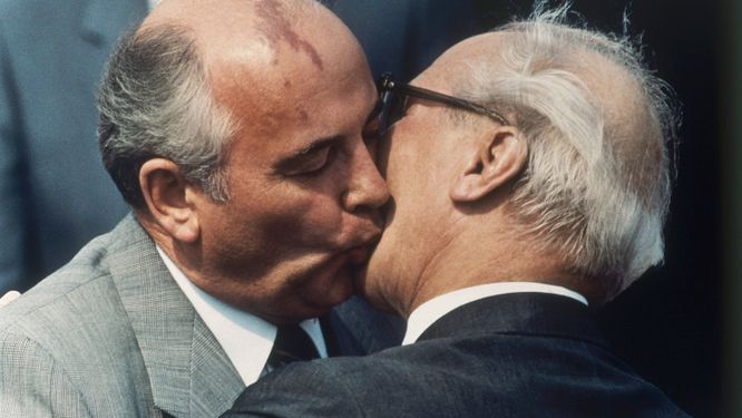 Klassisk bild. Kommunistpartiets ledare Michail Gorbatjov utbyter pussar med Östtysklands kommunistpartiledare Erich Honecker i maj 1987.