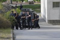 Poliser på plats efter skottlossningen i Östberga i tisdags.