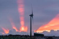 Ett vindkraftverk utanför Ystad i solnedgång. Arkivbild.