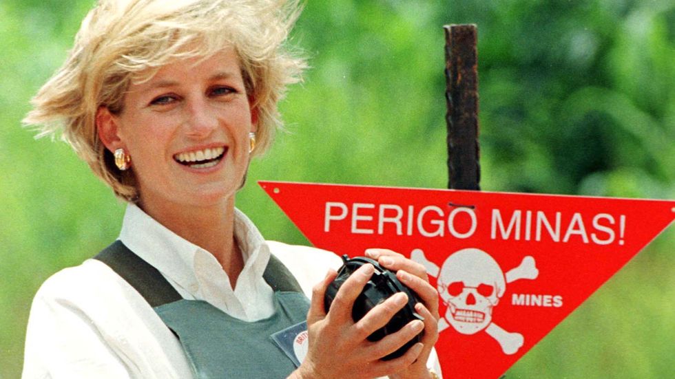Prinsessan Diana på ett minfält i Angola i januari 1997.