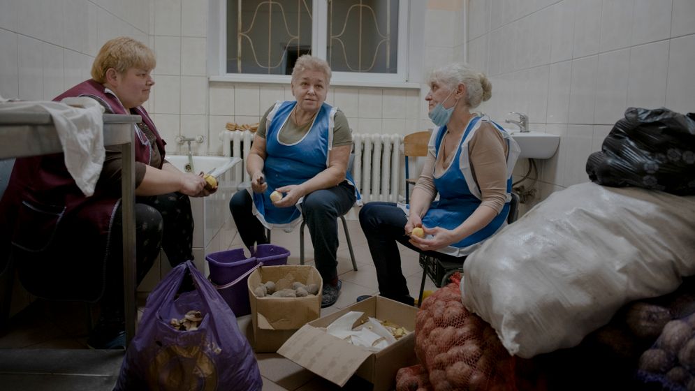 Olga, Olga och Leila fyller ett badklar med skalad potatis till barnens kvällsmål. Idag blev det 110 kilo.