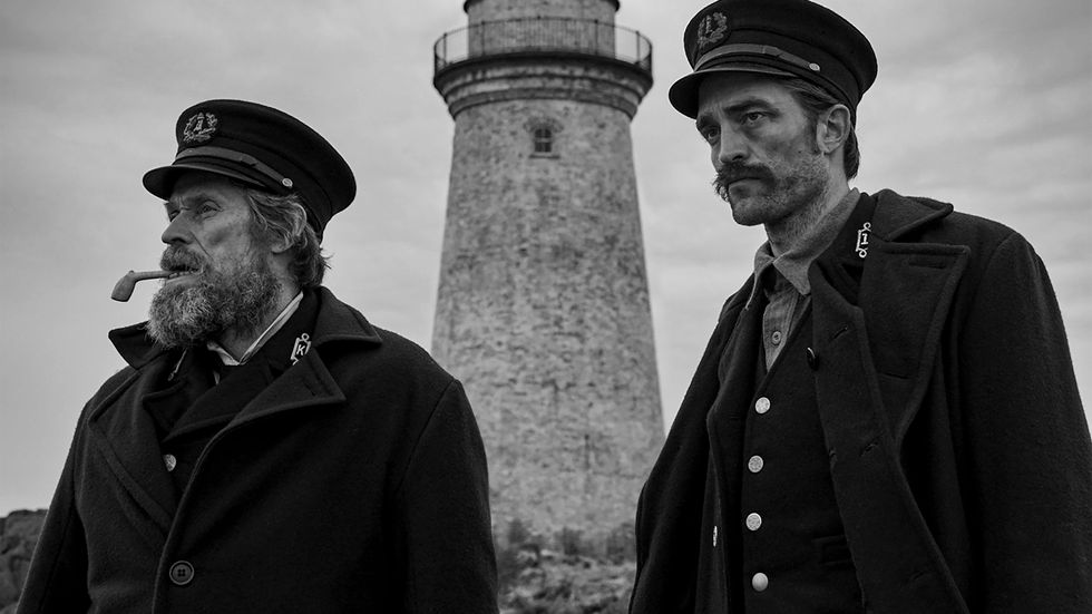 Willem Dafoe och Robert Pattinson i Robert Eggers sjöslag,  skräckfilmen ”The lighthouse”.