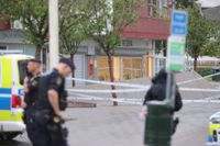 Polisen har spärrat av ett stort område i Hässleholmen i Borås efter att en tonårspojke och en man i 25-årsåldern skjutits.