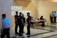 Polis på plats utanför den specialbyggda rättegångssal inne i Justitiepalatset i Paris där terrordåden 2015 nu avhandlas i domstol.