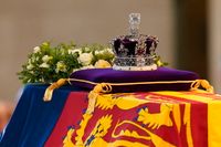 Drottning Elizabeths kista fördes under onsdagen till Westminster Hall där den bortgångna monarken ska ligga ska ligga lit de parade i fyra dagar.