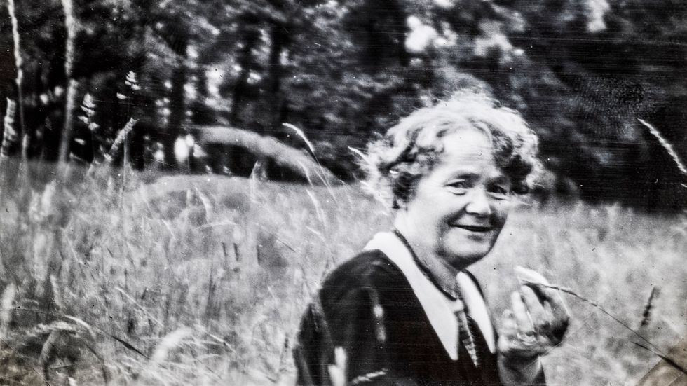 En bild på fotografen Mimmi Gustafsson fanns i en SvD-läsares släktalbum – bilden är tagen i gröngräset på Djurgården på 1930-talet.