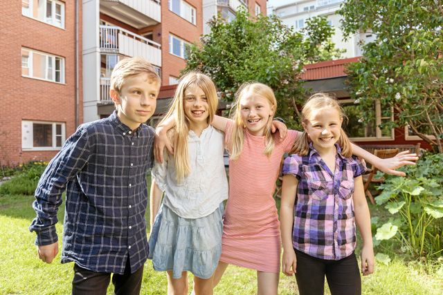 Joehl, Siri, Vera och Irice är alla uppvuxna i kollektivhuset Kupan i Älvsjö i Stockholm. De har känt varandra hela livet.