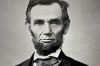 Abraham Lincoln föddes i Kentucky 1809. Han mördades 1865 vid ett teaterbesök i huvudstaden.