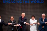 USA:s president Donald Trump gör Asean-handslaget med Vietnams president Tran Dai Quang, Filippinernas president Rodrigo Duterte och Australiens premiärminister Malcolm Turnbull.