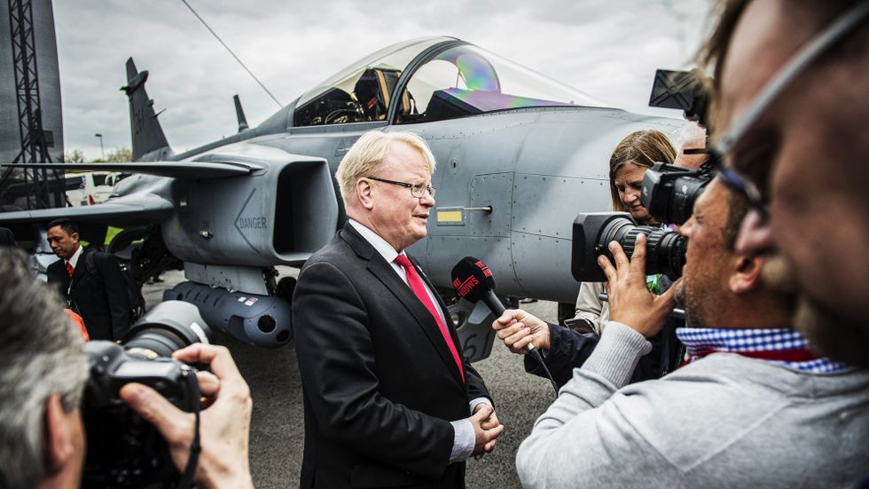 Försvarsminister Peter Hultqvist (S) när Saab visade upp nya Jas Gripen E år 2016. 