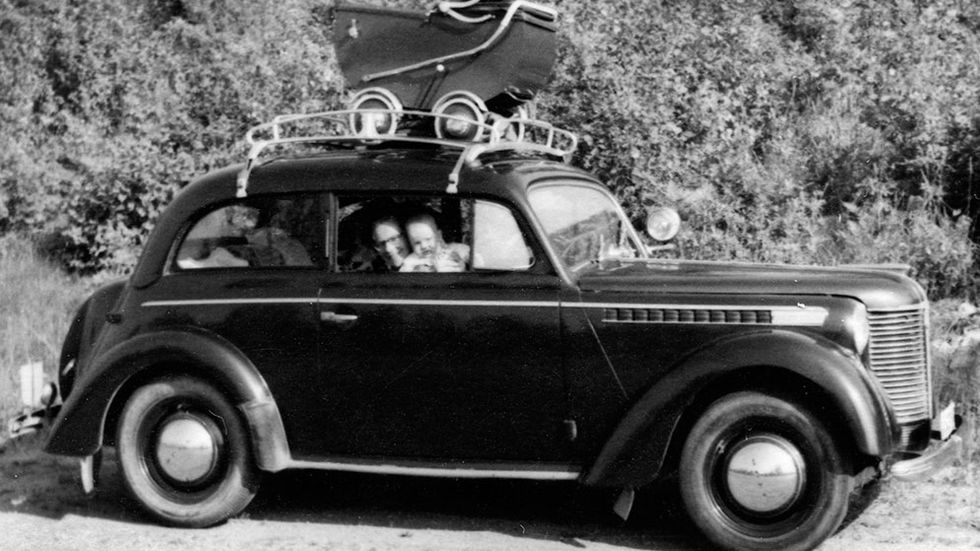 Året var 1955. Sveriges tillväxt var hög och två år efter att bilden togs, 1957, slog Peter Heljestens pappa till på en sprillans ny röd Opel Rekord 1957.