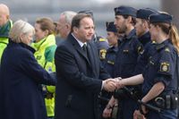 Statsminister Stefan Löfven (S) hälsar på räddningspersonal vid Stadshuset under minnesstunden efter terrordådet. 