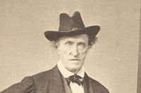 Carl Jonas Love Almqvist (1793–1866) fotograferad i USA, med en hatt som han påstod sig ha tagit från en stupad soldat i inbördeskriget.