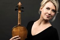 Elina Vähälä är solist i Jan Sandströms violinkonsert med Norrlandsoperans symfoniorkester.