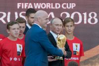 Rysslands president Vladimir Putin, här tillsammans med VM-bucklan och Fifas ordförande Gianni Infantino, får inte besök av några svenska regeringsmedlemmar under VM. Arkivbild.