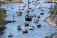 Tusentals glada norrmän gled fram i sina båtar och firade nationaldagen 17 maj när de vanliga barntågen hade ställts in till följd av coronaviruset