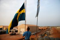 Flaggan hissas varje morgon 06:30 på den svenska Camp Nobel i Timbuktu. Svenska FN-styrkan lyder under FNs insats i Mali, MINUSMA. Förbandet opererar huvudsakligen från Camp Nobel strax söder om Timbuktu och är ett underrättelseförband.