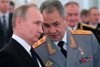 Rysslands president Vladimir Putin tillsammans med försvarsminister Sergej Shoigu. Arkivbild.