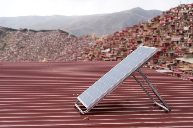 Kinas satsning på exempelvis solenergi kan göra att priserna på teknologin sjunker kraftigt. På bilden ser du en solcellspanel på taket till ett tempel i Sichuan, Kina.