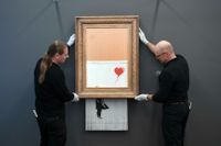 Banksy gjorde skandalsuccé med fjärrförstörelsen av ”Flicka med ballong” efter att den sålts på auktion 2018.