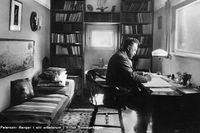Wilhelm Peterson-Berger i arbetsrummet på Villa Sommarhagen på Frösön i Jämtland. Möjligtvis skriver han om musik på bilden.
