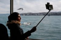 En kvinna tar en selfie under en båtfärd över Marmarasjön utanför Istanbul. Många turkar använder sociala medier för att uttrycka sig, men en ny lag gör att sådana medieplattformar kan förbjudas om de inte först får en licens av den statliga radio- och tv-myndigheten.