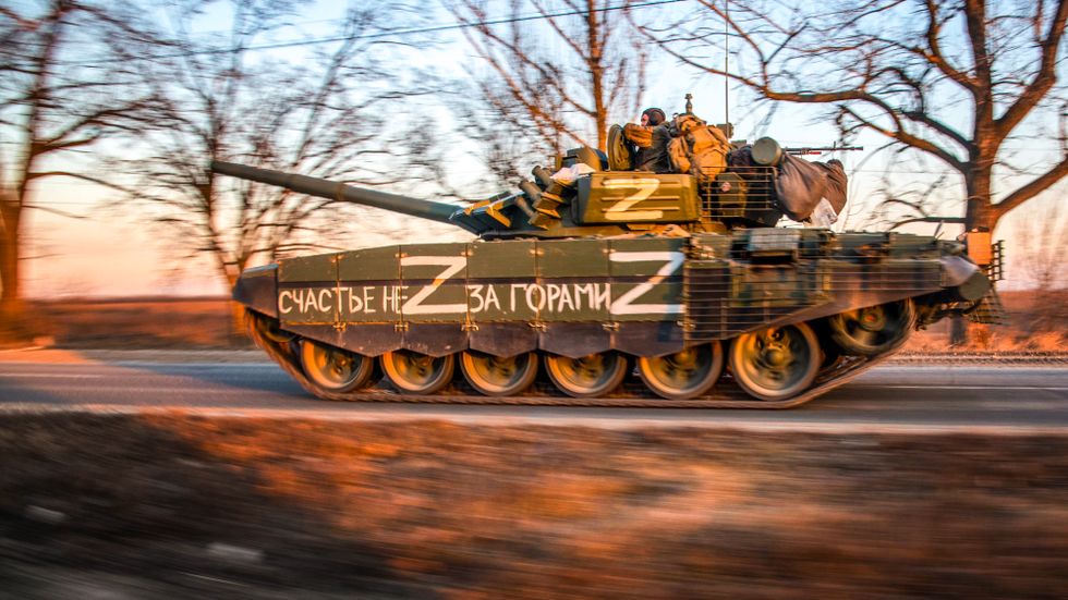 En rysk militärkonvoj färdas längs en landsväg nära Mariupol.