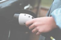 ”Det är hög tid för elbilsleverantörerna att se över sina materialval, vilken tillverkningsmetod de har och hur de kan minska sina klimatavtryck,” säger Jonas Adolfsson på SSAB.
