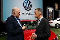 Fords vd Jim Hackett och Herbert Diess vd för Volkswagen. Arkivbild