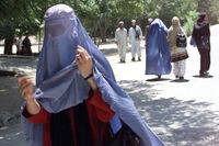 En kvinnlig student på Kabuls universitet 2002. Många bar då fortfarande burka, trots att talibanstyret hade störtats året innan. Arkivbild.