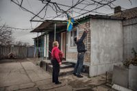 Gammalsvenskby, Ukraina. När det kommer svenskar till byn sätter Valentina alltid upp en svensk flagga på huset.