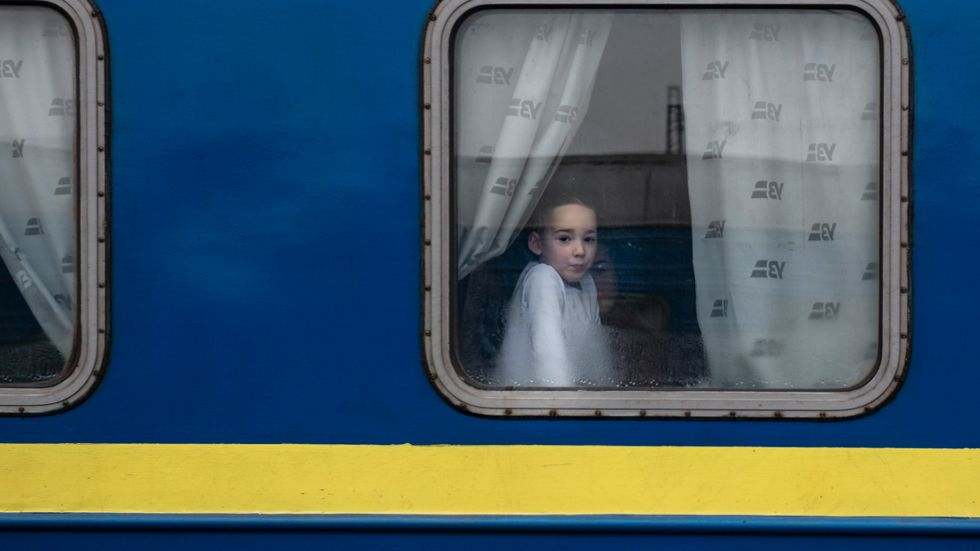 Ukrainsk flicka på väg ut ur landet.