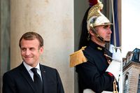Frankrikes president Emmanuel Macron, till vänster, skulle avsättas med våld om så krävdes.