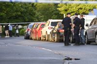 Flera polispatruller skickades till en parkeringsplats i Kristianstad och en person anträffades då liggandes på marken.