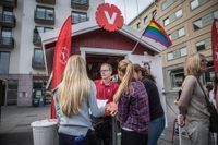 Robert Unga valkampanjar vid Vänsterpartiets valstuga på Sergels torg i Stockholm.