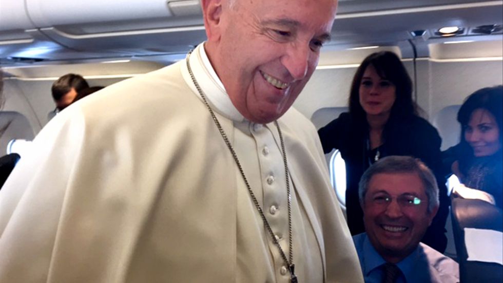 Påve Franciskus håller presskonferens på planet på väg från Malmö.