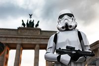 Come to the dark side: En stormtrooper vid Brandenburger Tor i alltid lika avantgardistiska Berlin.