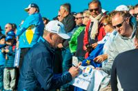 Robert Karlsson, Europas svenske vicekapten, skriver autografer inför helgens Ryder Cup.