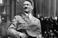 Den officiella bilden av Nazitysklands diktator. I en film som nu finns i Bayerska statsarkivet framträder en annan bild av Adolf Hitler.