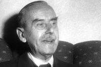 Thomas Mann (1875–1955) med ett sällsynt leende på läpparna.  