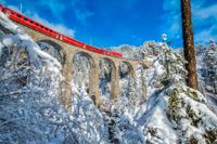 Bernina Express går över en valvbro i schweiziska Filisur, på vägen mot Italien.