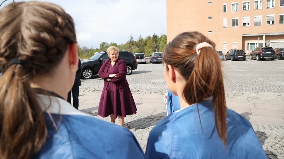De norska och svenska regeringarnas skilda sätt att hantera pandemin har haft stor betydelse, menar debattörerna. På bild Norges statsminister Erna Solberg vid en presskonferens på OUS Rikshospitalet den 12 maj.