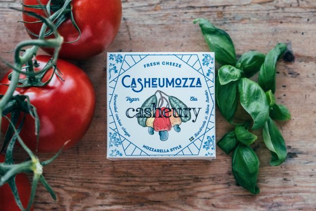 Skånska Casheurys cashewbaserade ”casheumozza” funkar lika bra på pizzor som i tomatsallad.