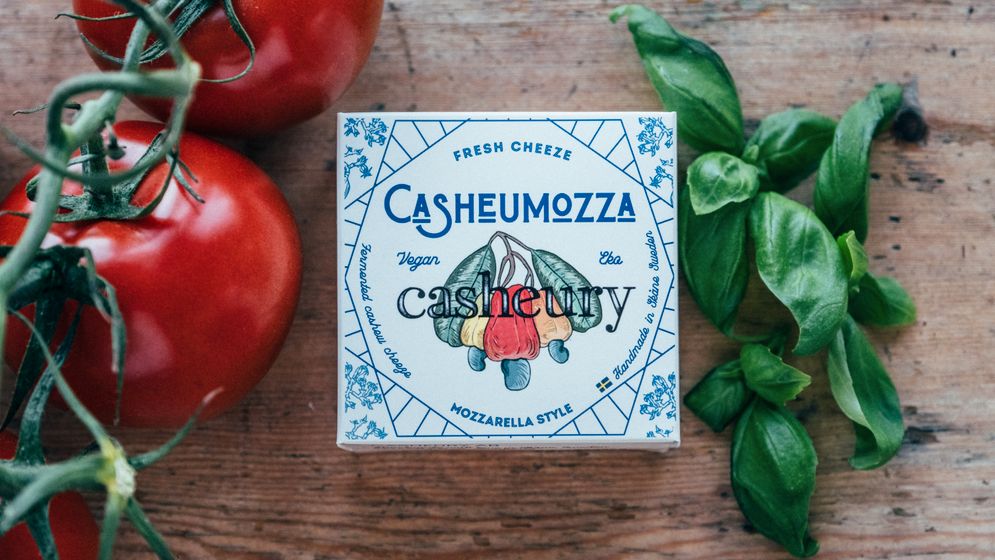 Skånska Casheurys cashewbaserade ”casheumozza” funkar lika bra på pizzor som i tomatsallad.