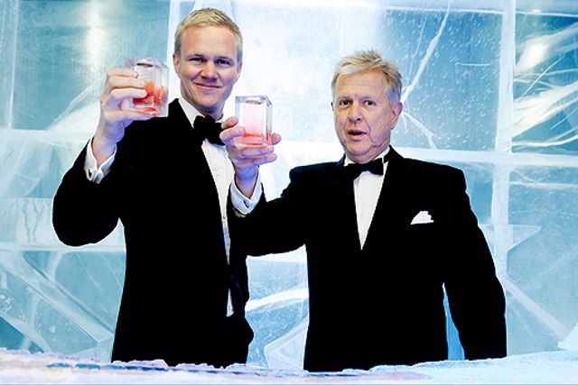 Vinskribenterna  Jens Dolk och Mikael Mölstad hälsar God jul och Gott ytt år från  isbaren. Här nedan ser du deras bästa tips.