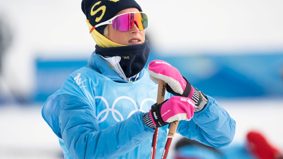 Frida Karlsson utmanar norska favoriten Therese Johaug när längdtävlingarna drar igång med skiathlon.